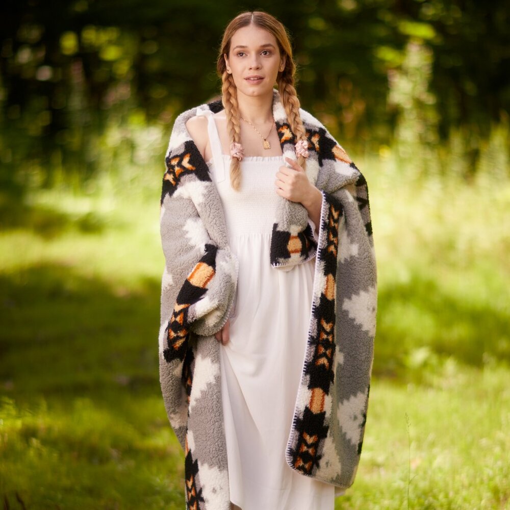 Luxe Home Decor Classic Faux Fur Throw | 1-Piece | Aztec Grey Print | 50"x60"